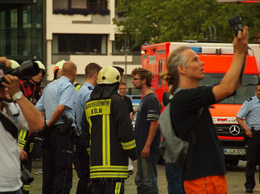 2 Denkmalkletterer hielten Feuerwehr und Polizei in Trapp Koeln Heumarkt P186.JPG